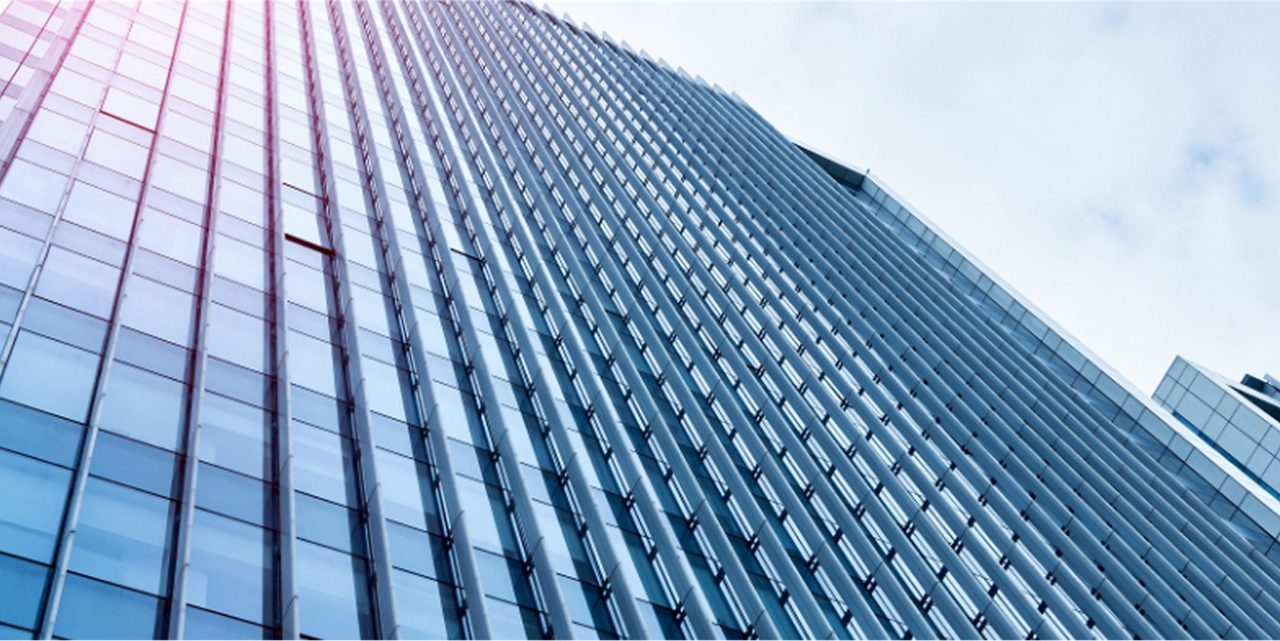 アステラスのオフィスビルの外観で、同社が気候変動に対する対策を講じることにコミットしている様子を示しています。
