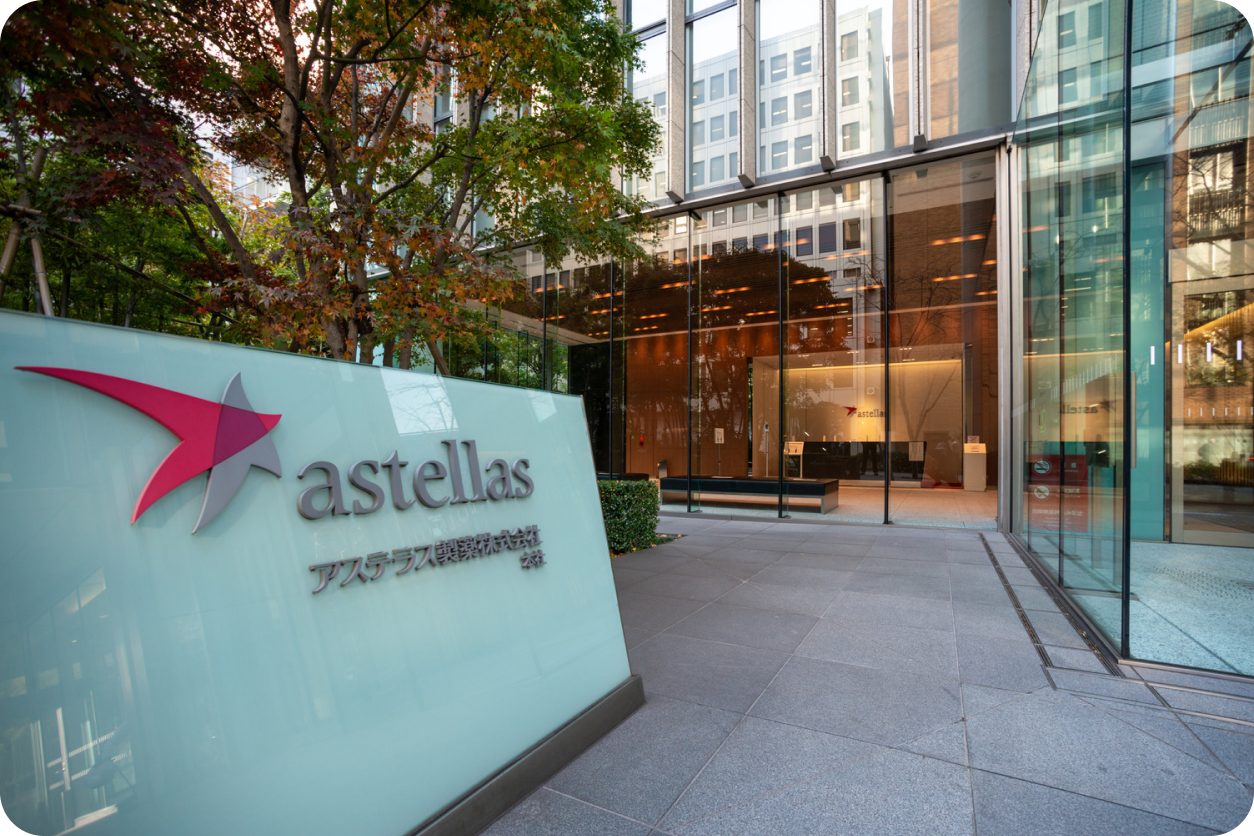 A family enjoys a meal together, reflecting Astella’s development of innovative health solutions through an understanding of the patient experience.